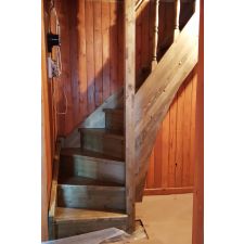 Деревянная лестница на дачу